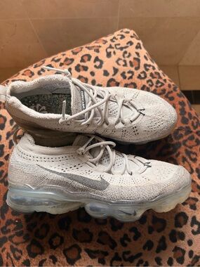 Nike Flyknit Running Sneakers in Light Grey and White